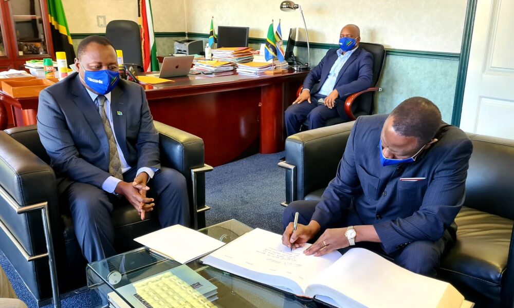 MKUU WA MAJESHI WA JAMHURI YA MUUNGANO TANZANIA JENERALI VENANCE MABEYO ATEMBELEA UBALOZI WA JAMHURI YA MUUNGANO WA TANZANIA- PRETORIA