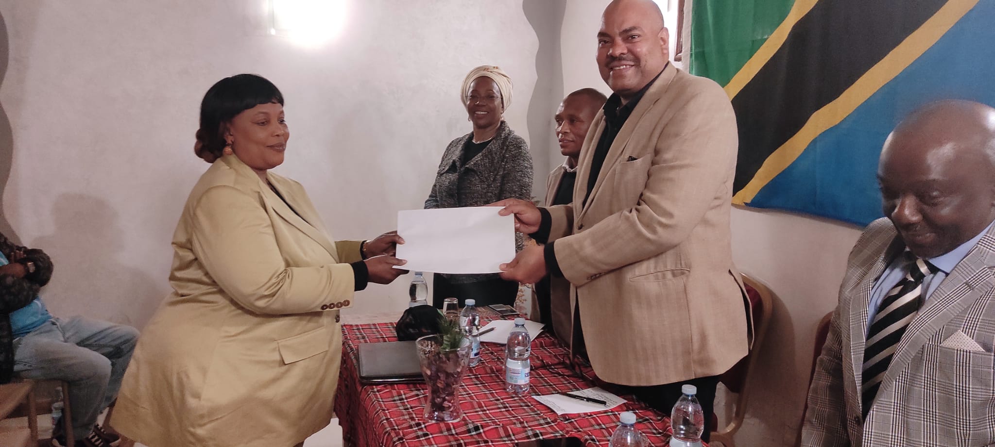 BALOZI WA TANZANIA ITALY AKUTANA NA WATANZANIA NAPOLI 