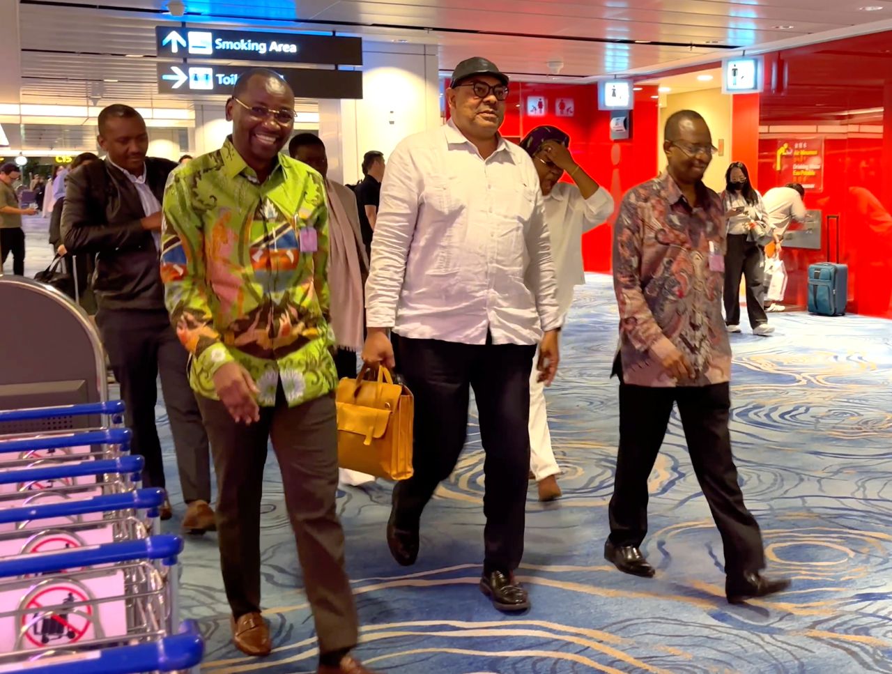 WAZIRI KOMBO AWASILI NCHINI SINGAPORE KWA ZIARA YA KIKAZI