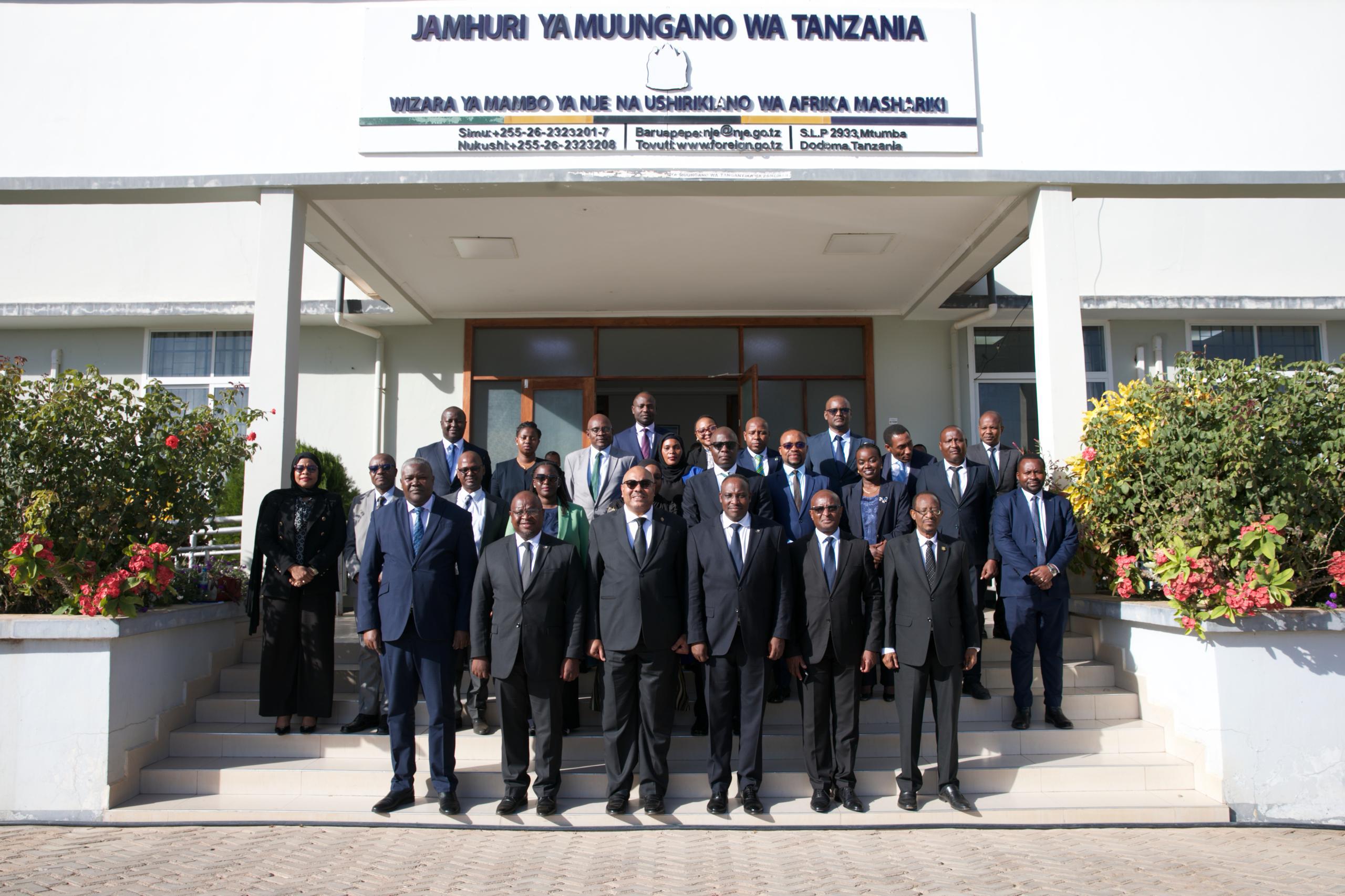 BALOZI KOMBO NA MANAIBU WAKE WAPOKELEWA OFISI ZA WIZARA MTUMBA