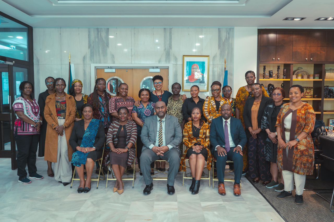 BALOZI YAKUBU ATETA NA VIONGOZI WAPYA WA TANZANIA DIASPORA NCHINI FRANCE